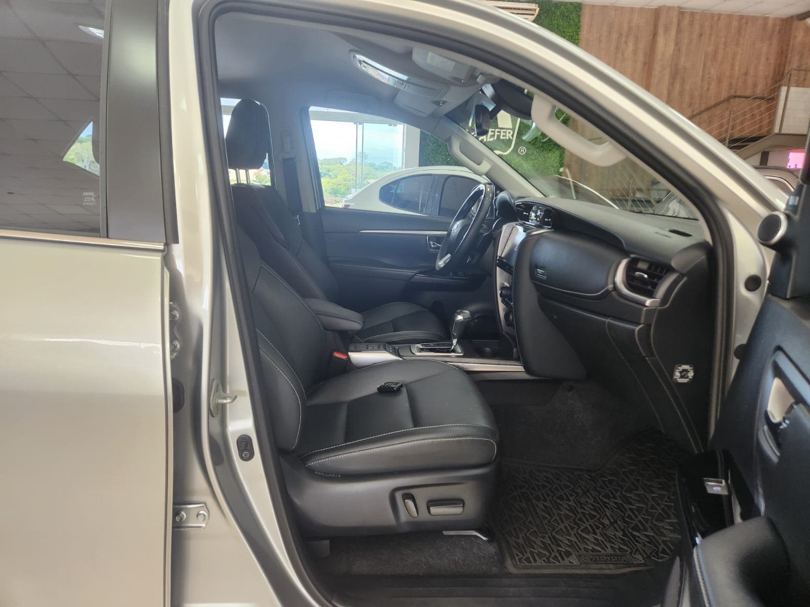  HILUX SW4 SRX 2.8 4X4 TDI 16V AUT 7 LUGARES