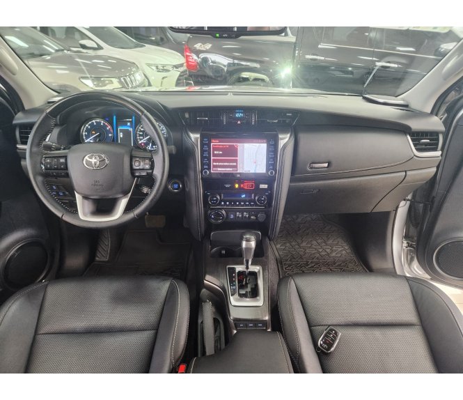  HILUX SW4 SRX 2.8 4X4 TDI 16V AUT 7 LUGARES