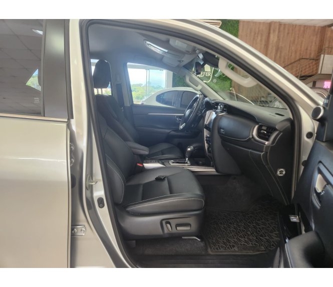  HILUX SW4 SRX 2.8 4X4 TDI 16V AUT 7 LUGARES
