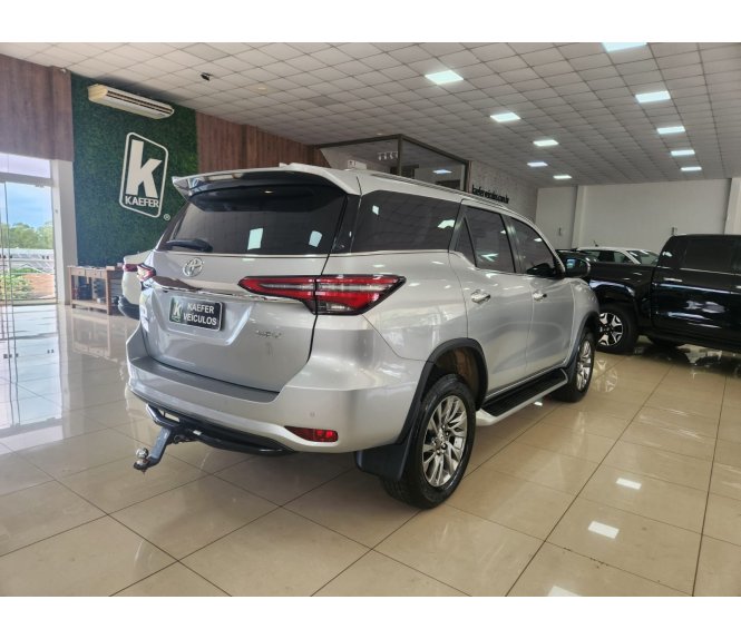  HILUX SW4 SRX 2.8 4X4 TDI 16V AUT 7 LUGARES